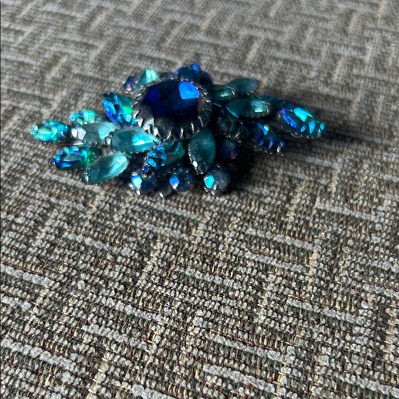 Elegant Blue beaded  Brooch - Picture 1 of 1